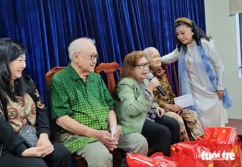 Nghệ sĩ Kim Cương (bìa phải) trong chương trình Nghệ sĩ tri âm năm ngoái. Lúc nào, bà cũng hết sức tận tâm với các đồng nghiệp khó khăn - Ảnh: LINH ĐOAN Nghệ sĩ Kim Cương (bìa phải) trong chương trình Nghệ sĩ tri âm năm ngoái. Lúc nào bà cũng hết sức tận tâm với các đồng nghiệp khó khăn - Ảnh: LINH ĐOAN