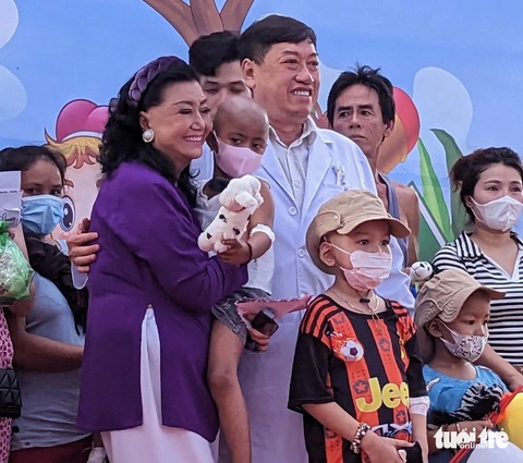 Ngoài chăm lo nghệ sĩ khó khăn, nghệ sĩ Kim Cương còn miệt mài với hoạt động thiện nguyện trong cộng đồng. Trong ảnh, nghệ sĩ Kim Cương trao quà cho bệnh nhi ung thư chương trình Ước mơ của Thúy của báo Tuổi Trẻ - Ảnh: LINH ĐOAN Ngoài chăm lo nghệ sĩ khó khăn, nghệ sĩ Kim Cương còn miệt mài với hoạt động thiện nguyện trong cộng đồng. Trong ảnh, nghệ sĩ Kim Cương trao quà cho bệnh nhi ung thư chương trình Ước mơ của Thúy của báo Tuổi Trẻ - Ảnh: LINH ĐOAN