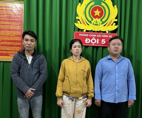 150 nhân viên nữ hai nhà hàng ở quận Bình Tân nhảy khỏa thân, bán dâm cho khách- Ảnh 1. Nhóm 3 người bị tạm giữ tại cơ quan công an - Ảnh: Công an cung cấp
