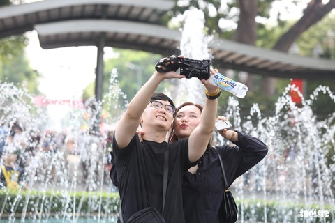 Bất chấp nắng nóng, người dân TP.HCM về trung tâm chơi Tết dương lịch- Ảnh 9. Khuôn viên Thảo Cầm Viên có nhiều góc sống ảo cực chill, Hải Anh cùng bạn trai Minh Trí đầu tư máy ảnh để cùng nhau check-in - Ảnh: PHƯƠNG QUYÊN