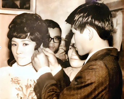 Cô dâu Lệ Thủy (bía trái) hạnh phúc trong ngày cưới - Ảnh: Ca sĩ Đình Trí cung cấp Cô dâu Lệ Thủy (trái) hạnh phúc trong ngày cưới - Ảnh: Ca sĩ Đình Trí cung cấp