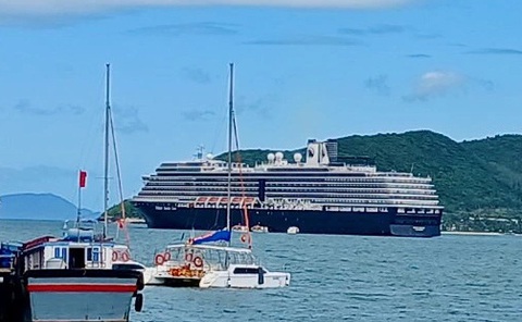 Hàng ngàn khách quốc tế đến Nha Trang trên chuyến tàu biển du lịch- Ảnh 2. Tàu du lịch Westerdam đến Nha Trang vào dịp cuối năm 2023 - Ảnh: Trung tâm xúc tiến du lịch Khánh Hòa