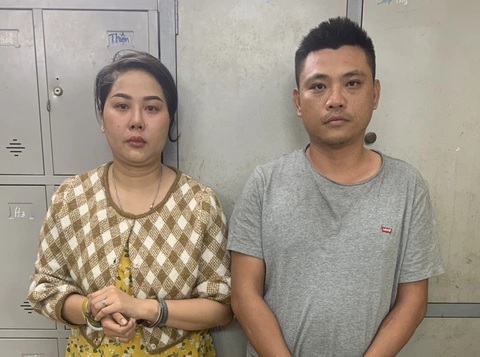 Công an TP.HCM bắt 'đại ca' quận 6 chuyên đòi nợ kiểu tạt sơn, mắm tôm- Ảnh 3. Tiêu Trần Quốc Huy và Nguyễn Thị Ngọc Yến tại cơ quan công an - Ảnh: Công an cung cấp