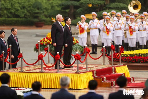 Khoảnh khắc các nhà lãnh đạo thế giới đến Việt Nam trong năm 2023- Ảnh 2. Chủ tịch nước Võ Văn Thưởng và Toàn quyền Úc David Hurley trong nghi lễ cử quốc thiều hai nước tại Phủ Chủ tịch - Ảnh: NGUYỄN KHÁNH
