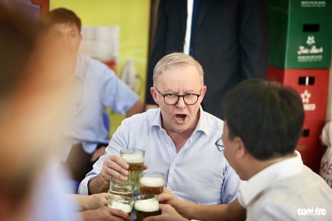 Khoảnh khắc các nhà lãnh đạo thế giới đến Việt Nam trong năm 2023- Ảnh 4. Trưa 3-6, chuyên cơ chở Thủ tướng Úc Anthony Albanese và đoàn đại biểu Úc hạ cánh xuống sân bay Nội Bài (Hà Nội), bắt đầu chuyến thăm chính thức Việt Nam từ ngày 3 đến 4-6 theo lời mời của Thủ tướng Chính phủ Phạm Minh Chính. Ngay khi đến Việt Nam, Thủ tướng Úc đã đến một cửa hàng bia hơi Hà Nội và ăn trưa - Ảnh: NGUYỄN KHÁNH