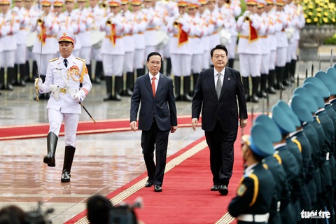 Khoảnh khắc các nhà lãnh đạo thế giới đến Việt Nam trong năm 2023- Ảnh 6. Chủ tịch nước Võ Văn Thưởng và Tổng thống Hàn Quốc Yoon Suk Yeol duyệt đội danh dự. Tổng thống Yoon Suk Yeol và phu nhân đến Việt Nam ngày 22-6. Đây là chuyến thăm chính thức Việt Nam đầu tiên của ông trên cương vị mới. Việt Nam cũng là quốc gia Đông Nam Á đầu tiên mà nhà lãnh đạo Hàn Quốc đến thăm - Ảnh: NGUYỄN KHÁNH
