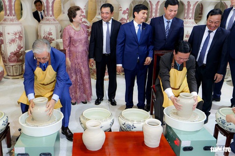 Khoảnh khắc các nhà lãnh đạo thế giới đến Việt Nam trong năm 2023- Ảnh 9. Chủ tịch nước Võ Văn Thưởng và Tổng thống Kazakhstan Kassym-Jomart Tokayev cùng nhau làm gốm tại làng nghề gốm Chu Đậu (tỉnh Hải Dương). Tổng thống Tokayev thăm Việt Nam từ ngày 20 đến 22-8 theo lời mời của Chủ tịch nước Võ Văn Thưởng. Đây là lần đầu tiên ông đến Việt Nam trên cương vị mới, cũng là chuyến thăm đầu tiên tới Việt Nam của một tổng thống Kazakhstan sau 12 năm - Ảnh: NGUYỄN KHÁNH