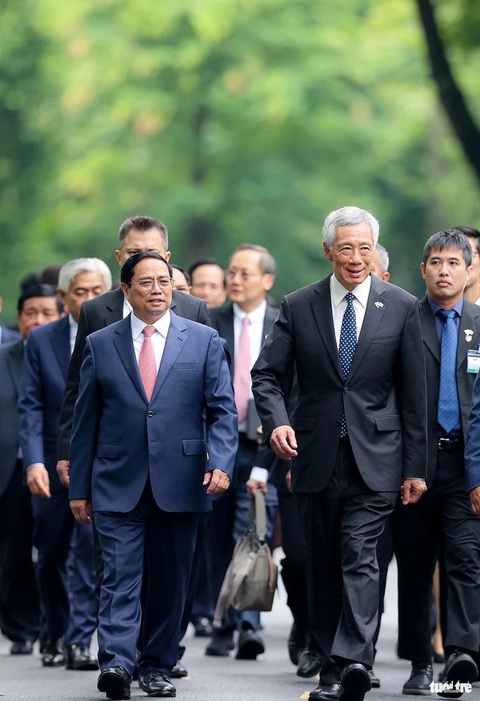 Khoảnh khắc các nhà lãnh đạo thế giới đến Việt Nam trong năm 2023- Ảnh 11. Ngày 28-8, Thủ tướng Phạm Minh Chính chủ trì lễ đón chính thức và hội đàm với Thủ tướng Singapore Lý Hiển Long. Chuyến thăm diễn ra đúng vào dịp hai nước kỷ niệm 50 năm thiết lập quan hệ và 10 năm Đối tác chiến lược. Trong ảnh: hai nhà lãnh đạo đang đi bộ đến Văn phòng Chính phủ để bắt đầu cuộc hội đàm - Ảnh: NGUYỄN KHÁNH