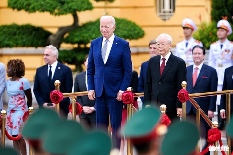 Khoảnh khắc các nhà lãnh đạo thế giới đến Việt Nam trong năm 2023- Ảnh 12. Tổng bí thư Nguyễn Phú Trọng chủ trì lễ đón chính thức Tổng thống Mỹ Joe Biden thăm cấp nhà nước Việt Nam tại Phủ Chủ tịch. Trong chuyến thăm Mỹ tháng 7-2015, Tổng bí thư Nguyễn Phú Trọng đã gặp Tổng thống Barack Obama và dự tiệc chiêu đãi do ông Joe Biden khi đó là phó tổng thống chủ trì. Đó là khởi đầu cho mối quan hệ cá nhân giữa hai nhà lãnh đạo Việt Nam và Mỹ - Ảnh: NAM TRẦN