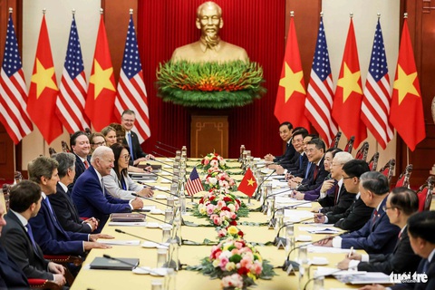 Khoảnh khắc các nhà lãnh đạo thế giới đến Việt Nam trong năm 2023- Ảnh 13. Tổng bí thư Nguyễn Phú Trọng và Tổng thống Mỹ Joe Biden cùng các quan chức cấp cao hai nước tại hội đàm chính thức. Sau cuộc hội đàm, hai nhà lãnh đạo chính thức tuyên bố việc nâng cấp quan hệ hai nước lên Đối tác chiến lược toàn diện - Ảnh: NGUYỄN KHÁNH