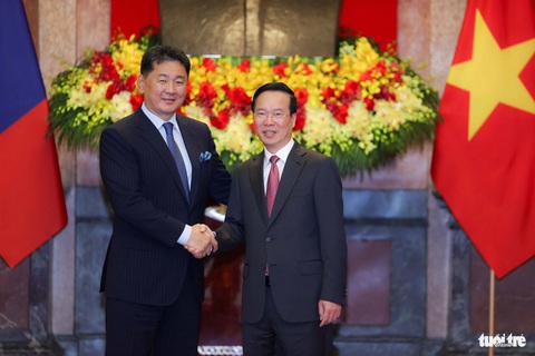 Khoảnh khắc các nhà lãnh đạo thế giới đến Việt Nam trong năm 2023- Ảnh 15. Chuyến thăm cấp nhà nước của Tổng thống Mông Cổ Ukhnaagiin Khurelsukh tháng 11-2023 đánh dấu chuyến công du Việt Nam đầu tiên của một nguyên thủ Mông Cổ sau 10 năm. Chuyến đi cũng ngay trước dịp hai nước kỷ niệm 70 năm thiết lập quan hệ ngoại giao (1954 - 2024) - Ảnh: NGUYỄN KHÁNH