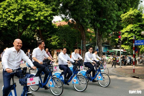 Khoảnh khắc các nhà lãnh đạo thế giới đến Việt Nam trong năm 2023- Ảnh 16. Trưa 2-11, ngay sau cuộc hội đàm thành công tại Văn phòng Chính phủ, Thủ tướng Phạm Minh Chính và Thủ tướng Hà Lan Mark Rutte đã cùng đạp xe dạo phố Hà Nội. Trong trang phục giản dị, hai thủ tướng đã dạo qua một số phố của thủ đô như Phan Đình Phùng, Nguyễn Tri Phương, Điện Biên Phủ, trước khi dừng lại ở trụ sở Bộ Ngoại giao tại số 1 Tôn Thất Đàm - Ảnh: NGUYỄN KHÁNH