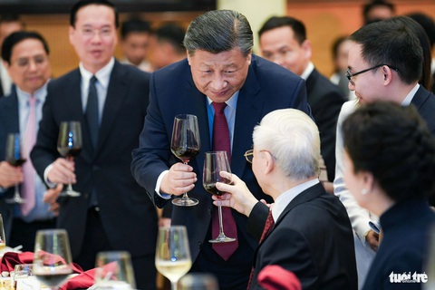 Khoảnh khắc các nhà lãnh đạo thế giới đến Việt Nam trong năm 2023- Ảnh 19. Tổng bí thư, Chủ tịch nước Trung Quốc Tập Cận Bình chúc rượu Tổng bí thư Nguyễn Phú Trọng tại lễ chiêu đãi cấp nhà nước - Ảnh: NAM TRẦN