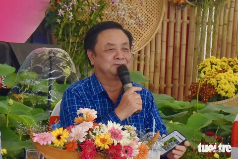 Để hoa kiểng Sa Đéc đem lại tiền, nông dân làng hoa luôn 'dễ thương hổng chịu được'- Ảnh 1. Bộ trưởng Lê Minh Hoan chia sẻ tại hội nghị - Ảnh: ĐẶNG TUYẾT