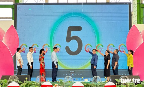 Để hoa kiểng Sa Đéc đem lại tiền, nông dân làng hoa luôn 'dễ thương hổng chịu được'- Ảnh 2. Dịp này Đồng Tháp ra mắt trang web kinh doanh hàng hoa kiểng quảng bá và phân phối nhiều sản phẩm cho người tiêu dùng - Ảnh: ĐẶNG TUYẾT