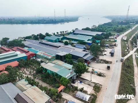 Không gian thoát lũ sông Hồng, Hà Nội lổn nhổn kho bãi- Ảnh 1. Những dãy nhà xưởng cạnh đê Hữu Hồng (xã Ninh Sở, huyện Thường Tín) như