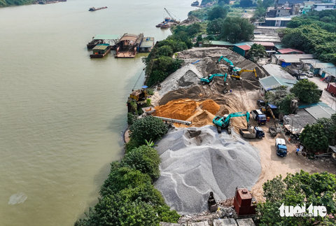 Không gian thoát lũ sông Hồng, Hà Nội lổn nhổn kho bãi- Ảnh 3. Theo cán bộ UBND phường Thanh Trì (quận Hoàng Mai), dù chưa được thuê đất nhưng Công ty cổ phần Đầu tư xây dựng vận tải và thương mại đã hoạt động không khác gì một "cảng thủy nội địa" - Ảnh: DANH KHANG