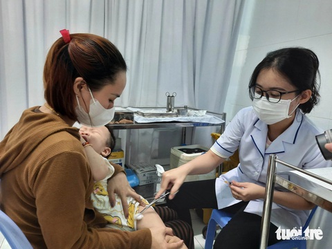 Trẻ tiêm phòng vắc xin trong Chương trình tiêm chủng mở rộng tại trạm y tế - Ảnh: THU HIẾN Trẻ tiêm phòng vắc xin trong Chương trình tiêm chủng mở rộng tại trạm y tế - Ảnh: THU HIẾN