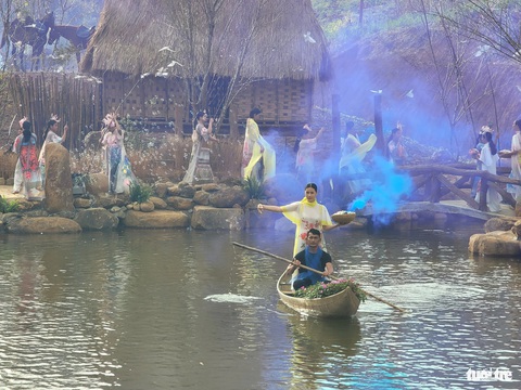 Có gì ở 'Măng Đen - Thiên đường hồng' mà cả ngàn du khách về thăm?- Ảnh 2. Chương trình nghệ thuật "Măng Đen - Thiên đường hồng" là một trong chuỗi sự kiện chào đón năm mới do UBND huyện Kon Plông tổ chức - Ảnh TRẦN HƯỚNG