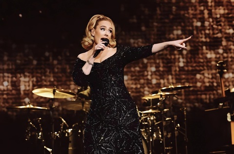 Adele diện thiết kế có phom dáng chữ A, siết eo, tôn lên vẻ đẹp quyến rũ của cô - Ảnh: NTK cung cấp Adele diện thiết kế có phom dáng chữ A, siết eo, tôn lên vẻ đẹp quyến rũ của cô - Ảnh: NTK cung cấp