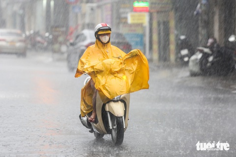 Vì sao gần Tết mà Nam Bộ, TP.HCM vẫn mưa lớn?- Ảnh 1. Chiều 31-12-2023 trời bỗng đổ mưa lớn ở nhiều khu vực của TP.HCM - Ảnh: PHƯƠNG QUYÊN
