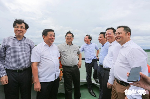 10 sự kiện nổi bật của ngành giao thông vận tải TP.HCM năm 2023- Ảnh 1. Ngày 18-7, Thủ tướng Phạm Minh Chính thị sát, kiểm tra và chỉ đạo đẩy nhanh tiến độ các đề án, công trình giao thông trọng điểm, chiến lược. Qua đó, Thủ tướng chỉ đạo TP.HCM chủ trì, phối hợp các bộ ngành khẩn trương hoàn thiện đề án để trình Chính phủ xem xét, phê duyệt làm cơ sở đánh giá tổng thể, nghiên cứu điều chỉnh các đồ án quy hoạch liên quan, đầu tư xây dựng cảng trung chuyển quốc tế Cần Giờ - Ảnh: ĐỨC PHÚ