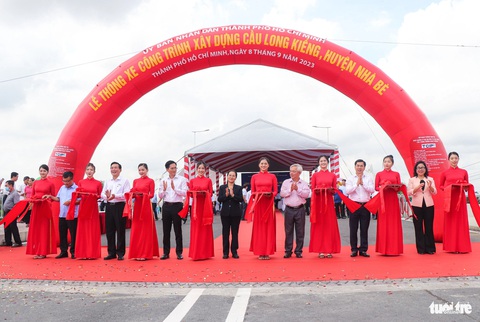 10 sự kiện nổi bật của ngành giao thông vận tải TP.HCM năm 2023- Ảnh 2. Năm qua, ngành giao thông TP.HCM đã khởi công và tập trung làm 12 công trình giao thông trọng điểm như: quốc lộ 50, mở rộng đường Tân Kỳ Tân Quý… Ngoài ra, đã hoàn thành và đưa vào sử dụng 19 dự án, gói thầu như: khánh thành cầu Long Kiểng (huyện Nhà Bè), nâng cấp mở rộng đường Lê Văn Chí (TP Thủ Đức), xây dựng cầu Vàm Sát 2 (huyện Cần Giờ) - Ảnh: CHÂU TUẤN