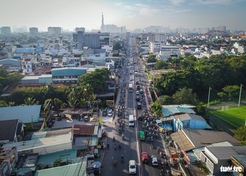 10 sự kiện nổi bật của ngành giao thông vận tải TP.HCM năm 2023- Ảnh 3. Trong năm 2023, Sở Giao thông vận tải TP.HCM đã tham mưu cấp thẩm quyền thông qua danh mục dự án đầu tư xây dựng nâng cấp, mở rộng, hiện đại hóa công trình đường bộ hiện hữu áp dụng hợp đồng BOT theo cơ chế, chính sách đặc thù theo nghị quyết số 98 và phương án đầu tư xây dựng hoàn thiện hệ thống đường sắt gắn với phát triển đô thị theo mô hình TOD. Trong ảnh là quốc lộ 13 (1 trong 5 dự án được Sở Giao thông vận tải TP.HCM ưu tiên xây dựng theo hình thức BOT) - Ảnh: LÊ PHAN