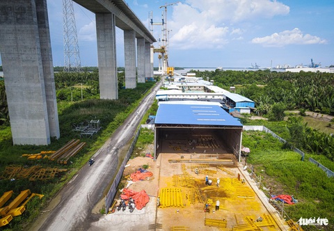 10 sự kiện nổi bật của ngành giao thông vận tải TP.HCM năm 2023- Ảnh 5. Tái khởi động dự án đầu tư xây dựng “Các nút giao thông kết nối đường cao tốc Long Thành - Bến Lức với quốc lộ 50 đoạn qua TP.HCM” đảm bảo an toàn giao thông, tăng tính kết nối giữa các địa phương, giúp cửa ngõ phía tây TP.HCM thông thoáng hơn - Ảnh: LÊ PHAN