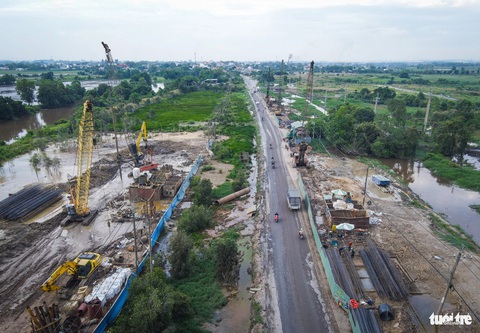10 sự kiện nổi bật của ngành giao thông vận tải TP.HCM năm 2023- Ảnh 6. Ngày 30-6, khởi công thực hiện dự án đường vành đai 3 TP.HCM. Dự án đánh dấu lần đầu tiên ngành giao thông thành phố được giao quản lý dự án lớn (dự án quan trọng quốc gia). Sau khi hoàn thành, dự án giúp kết nối khu đô thị vệ tinh, các khu công nghiệp với hạt nhân của vùng là TP.HCM - Ảnh: LÊ PHAN
