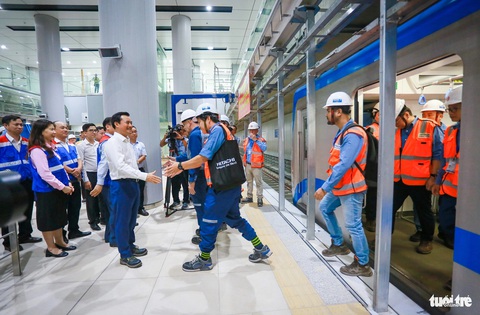 10 sự kiện nổi bật của ngành giao thông vận tải TP.HCM năm 2023- Ảnh 7. Ngày 29-8, Ban Quản lý đường sắt đô thị TP.HCM, các nhà thầu đã tổ chức chạy thử toàn tuyến metro số 1. Người dân ở TP.HCM lần đầu tiên được chứng kiến 17 đoàn tàu của tuyến metro số 1 (Bến Thành - Suối Tiên) chạy ở cả ga ngầm và đoạn trên cao với lộ trình dài gần 40km. Đây là một cột mốc đặc biệt sau gần 10 năm chờ đợi - Ảnh: CHÂU TUẤN