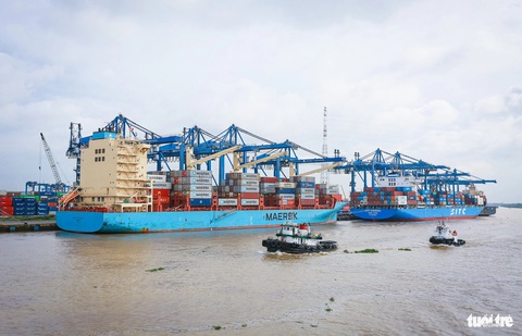 10 sự kiện nổi bật của ngành giao thông vận tải TP.HCM năm 2023- Ảnh 9. Cảng vụ Đường thủy nội địa (thuộc Sở Giao thông vận tải TP.HCM) thu vượt chỉ tiêu phí sử dụng kết cấu hạ tầng, công trình dịch vụ tiện ích công cộng trong khu vực cửa khẩu cảng biển với 2.040 tỉ đồng, đạt 102% so với kế hoạch được giao năm 2023 - Ảnh: CHÂU TUẤN