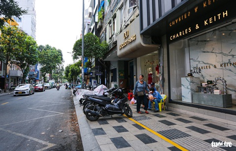 10 sự kiện nổi bật của ngành giao thông vận tải TP.HCM năm 2023- Ảnh 10. Nhằm hoàn thiện cơ sở pháp lý, khắc phục các tồn tại thời gian qua trong công tác quản lý và sử dụng lòng đường, Sở Giao thông vận tải TP.HCM đã chủ trì, phối hợp cùng các sở, ngành xây dựng và trình các cơ sở pháp lý để quản lý sử dụng tạm thời lòng đường, vỉa hè - Ảnh: LÊ PHAN