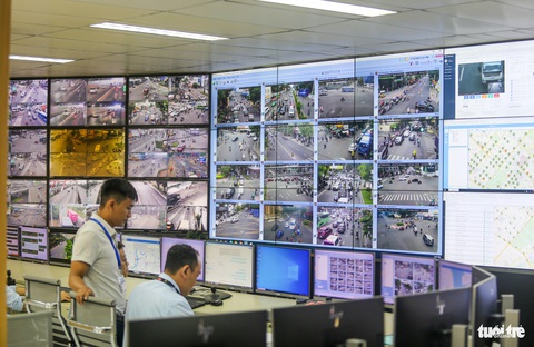 10 sự kiện nổi bật của ngành giao thông vận tải TP.HCM năm 2023- Ảnh 11. Áp dụng chuyển đổi số mạnh mẽ trong lĩnh vực giao thông vận tải ở TP.HCM như: Ứng dụng công nghệ cân tự động, thí điểm phạt vi phạm hành chính xe quá tải, phát triển cơ sở dữ liệu các công trình đường bộ, cầu đường bộ, biển báo giao thông, đèn tín hiệu giao thông, camera giao thông, bảng thông tin giao thông điện tử - Ảnh: CHÂU TUẤN
