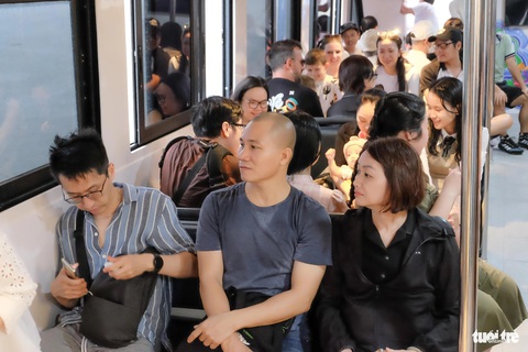 Giao thừa này, người Sài Gòn thêm trải nghiệm buýt sông, xem pháo hoa- Ảnh 3. Sau những ngày tất bật, có những gia đình không đi tỉnh nghỉ Tết dương lịch, mà chọn khép lại năm 2023 bằng chuyến tàu trên sông Sài Gòn - Ảnh: PHƯƠNG NHI
