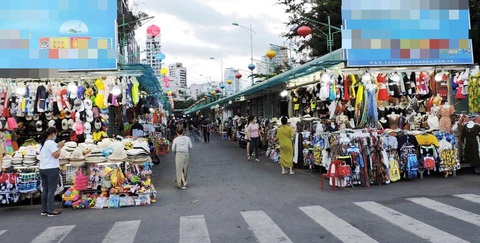 Chợ đêm bên biển Nha Trang sẽ chuyển thành phố đi bộ, đường sách- Ảnh 1. Khu chợ đêm trên đường Nguyễn Thi cạnh Trung tâm hội nghị 46 Trần Phú và quảng trường 2 Tháng 4 bên biển Nha Trang (Khánh Hòa) - Ảnh: PHAN SÔNG NGÂN