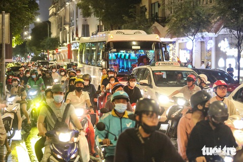 Chào năm mới 2024!- Ảnh 12. Đường Đồng Khởi hướng ra công viên bến Bạch Đằng ken đặc xe, nhiều người nôn nóng phải leo lên lề - Ảnh: PHƯƠNG QUYÊN