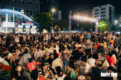 Quá đông, nhiều người dân chọn phương án "picnic" tại chỗ - Ảnh: THANH HIỆP Phố đi bộ Nguyễn Huệ quá đông, nhiều người dân chọn phương án "picnic" tại chỗ - Ảnh: THANH HIỆP
