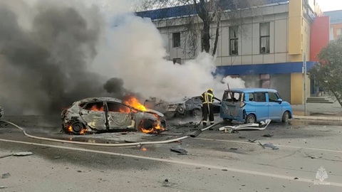Lính cứu hỏa dập lửa trên chiếc ô tô bốc cháy sau vụ pháo kích của Ukraine ở Belgorod, Nga, ngày 30-12 - Ảnh: REUTERS Lính cứu hỏa dập lửa trên chiếc ô tô bốc cháy sau vụ pháo kích của Ukraine ở Belgorod, Nga, ngày 30-12 - Ảnh: REUTERS