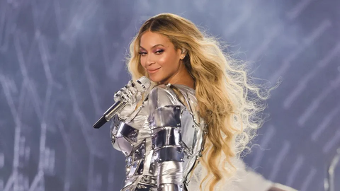 Giải trí thế giới 2023 chấn động hồi ký, kiện tụng, ly hôn- Ảnh 8. Theo CNN, tháng 5, Beyoncé đã khởi động The Renaissance tour, chuyến lưu diễn được cho là xa hoa nhất mọi thời đại của cô. Nữ nghệ sĩ biểu diễn các bài hát trong album đoạt giải Grammy lần đầu tiên tại buổi trình diễn khai mạc ở Thụy Điển vào tháng 5. Con gái lớn của cô, Blue Ivy Carter, cũng tham gia biểu diễn cùng trên sân khấu và thể hiện kỹ năng nhảy của mình.