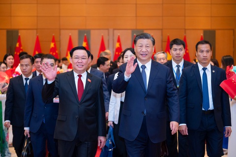 Khoảnh khắc các nhà lãnh đạo thế giới đến Việt Nam trong năm 2023- Ảnh 23. Tổng bí thư, Chủ tịch nước Trung Quốc Tập Cận Bình hội kiến Chủ tịch Quốc hội Vương Đình Huệ - Ảnh: PHẠM THẮNG