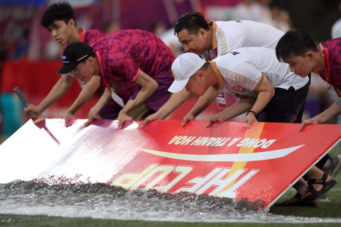 Hậu Lộc đăng quang Giải vô địch bóng đá Thanh Hóa miền Nam- Ảnh 2. Ban tổ chức đẩy nước ra sân để trận chung kết có thể bắt đầu - Ảnh: VIÊN LÊ