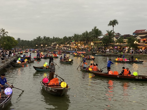 Chưa đến giao thừa mà phố cổ Hội An đã 'ùn ứ' khách- Ảnh 3. Thuyền chở khách ngắm phố cổ trên sông Hoài - Ảnh: B.D.