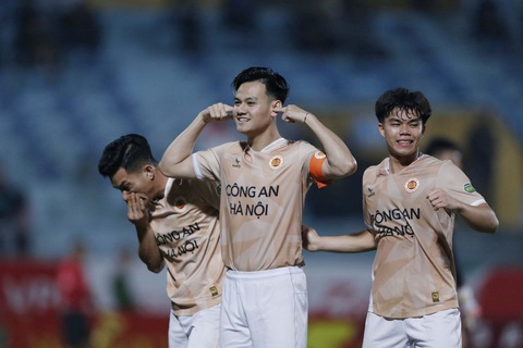 Đội tuyển Việt Nam gọi bổ sung hậu vệ Hồ Tấn Tài - Ảnh: MINH ĐỨC Đội tuyển Việt Nam gọi bổ sung hậu vệ Hồ Tấn Tài (giữa) chuẩn bị cho Asian Cup 2023 - Ảnh: MINH ĐỨC