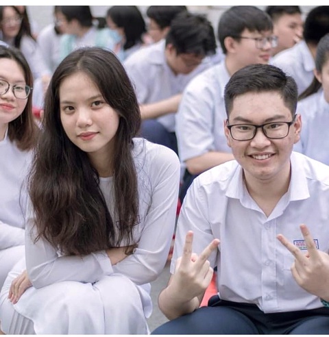 Huệ Quân (trái) cùng các bạn học trước ngày qua Mỹ du học - Ảnh: NVCC Huệ Quân (trái) cùng các bạn học trước ngày qua Mỹ du học - Ảnh: NVCC