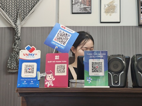 Tiết kiệm tiền triệu nhờ thanh toán không tiền mặt- Ảnh 1. Nhiều lựa chọn thanh toán không tiền mặt cho người dùng khi mua sắm - Ảnh: ĐỨC THIỆN