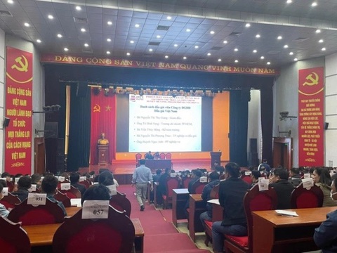 Trúng đấu giá đất hơn 4 tỉ/m², nhưng lại xin rút cọc vì 'căng thẳng ghi nhầm'- Ảnh 1. Toàn cảnh phiên đấu giá - Ảnh: Q.V.