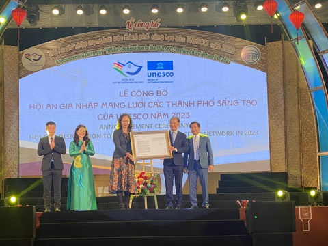 Hội An là nơi có một không hai về cảnh quan văn hóa và sinh thái- Ảnh 1. Đại diện UNESCO trao quyết định công nhận Hội An là thành viên Mạng lưới các thành phố sáng tạo toàn cầu - Ảnh: B.D.