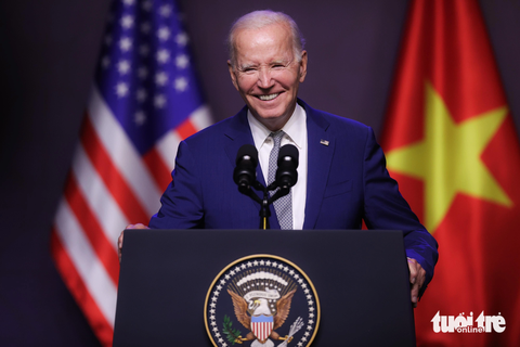 Khoảnh khắc các nhà lãnh đạo thế giới đến Việt Nam trong năm 2023- Ảnh 14. Tổng thống Mỹ Joe Biden bật cười tại cuộc họp báo riêng của phái đoàn Mỹ tại khách sạn ở Hà Nội vào tối 10-9, sự kiện diễn ra ngay sau khi kết thúc tốt đẹp cuộc hội đàm với Tổng bí thư Nguyễn Phú Trọng - Ảnh: NGUYỄN KHÁNH