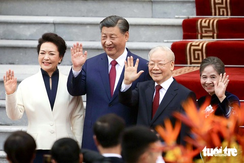 Khoảnh khắc các nhà lãnh đạo thế giới đến Việt Nam trong năm 2023- Ảnh 18. Tổng bí thư Nguyễn Phú Trọng và Tổng bí thư, Chủ tịch nước Trung Quốc Tập Cận Bình cùng hai phu nhân chụp ảnh chung tại lễ đón - Ảnh: NGUYỄN KHÁNH